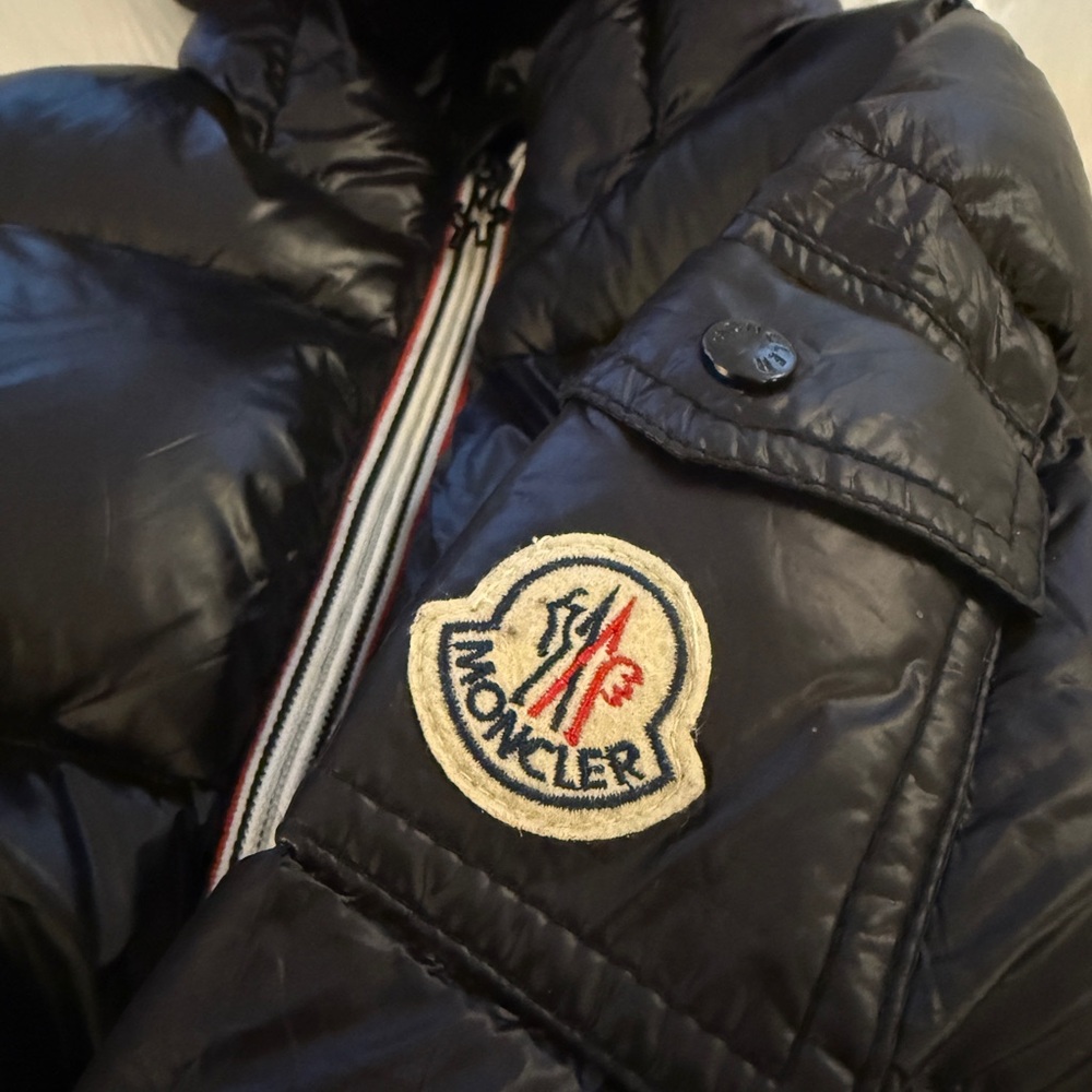 Moncler Black Puffer Jacket with Comic Strip Lining - Picture 4 of 6